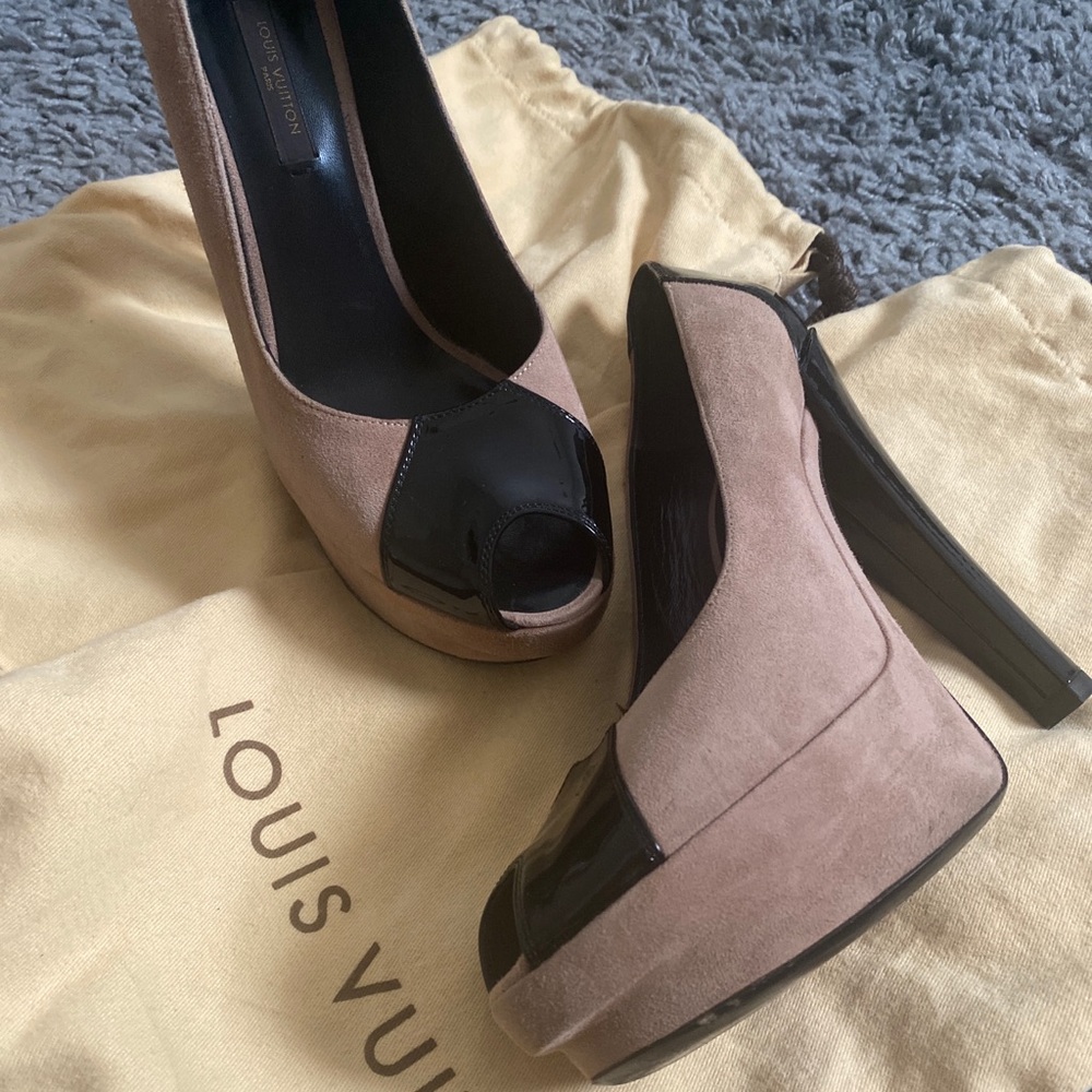 Louis Vuitton Open Toe Heels Beige Suede size 7.5